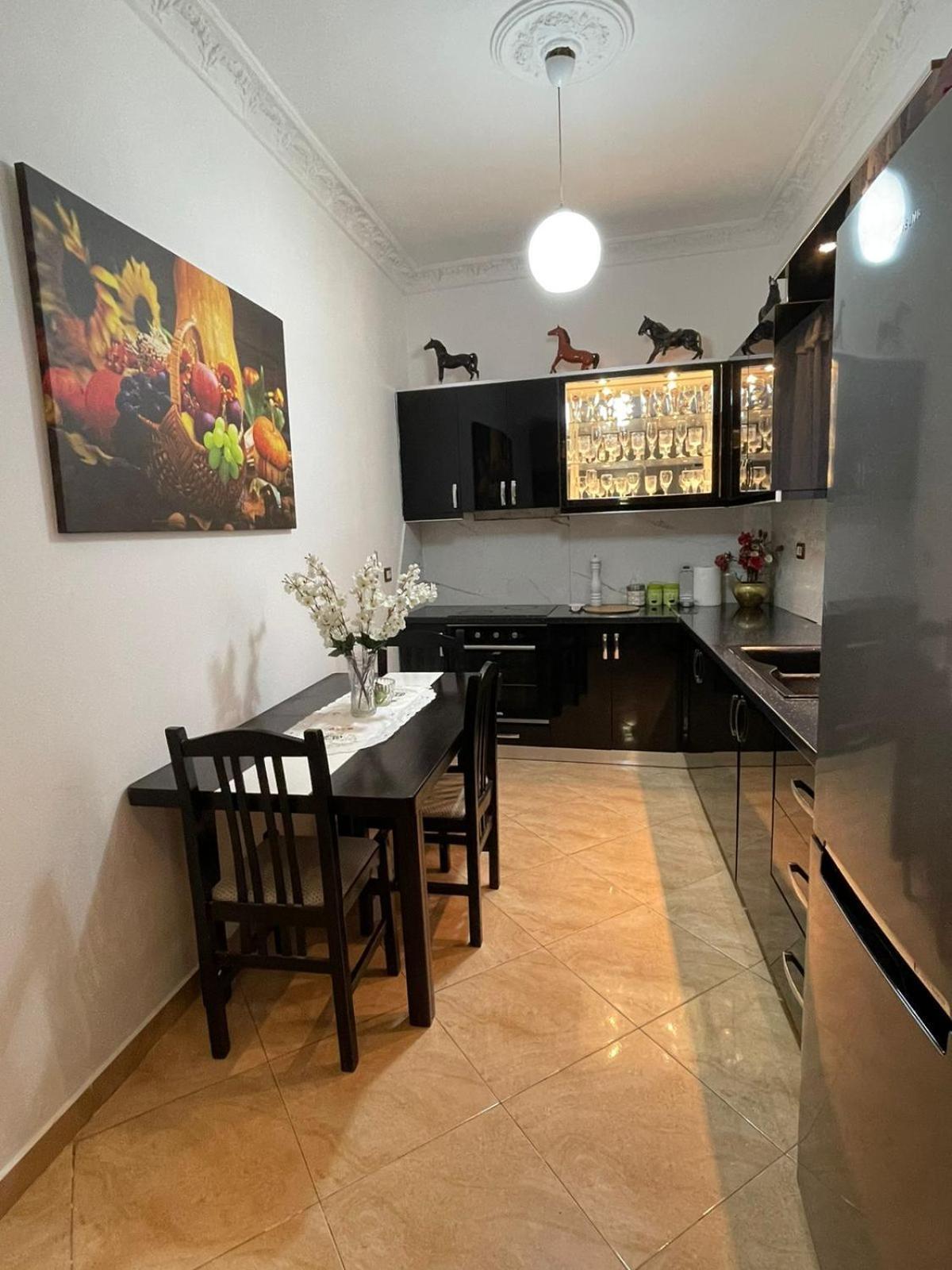 Anel'S Guesthouse Berat Buitenkant foto