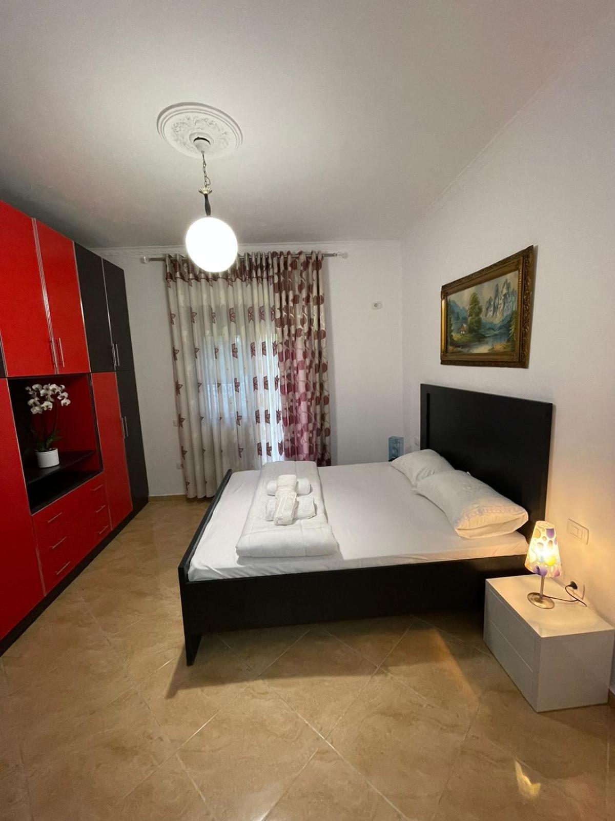 Anel'S Guesthouse Berat Buitenkant foto