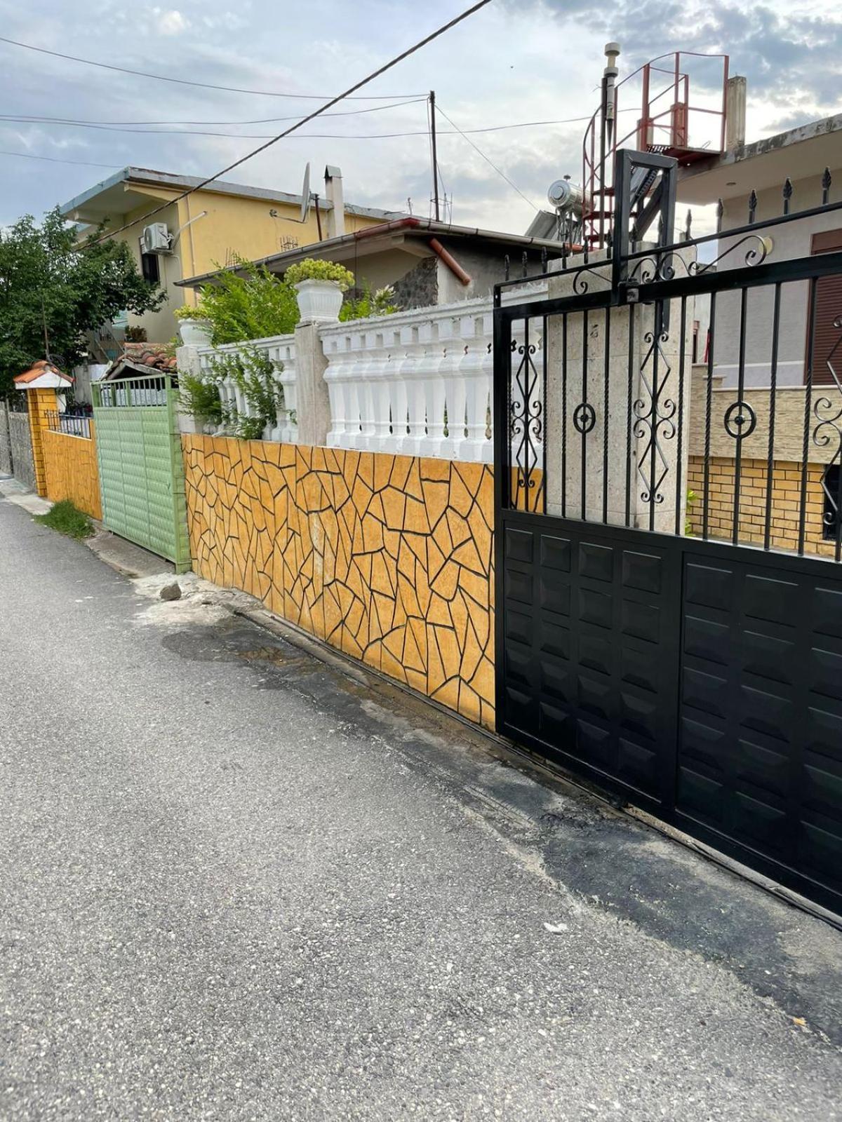 Anel'S Guesthouse Berat Buitenkant foto