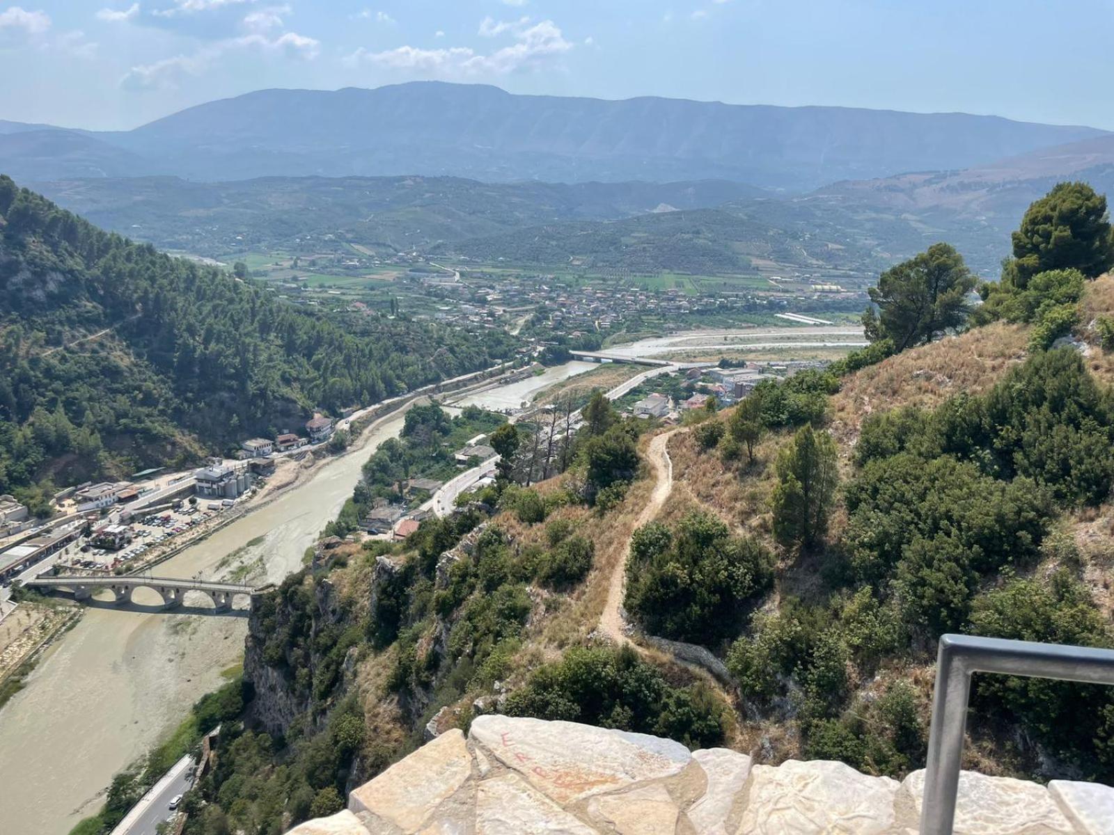 Anel'S Guesthouse Berat Buitenkant foto