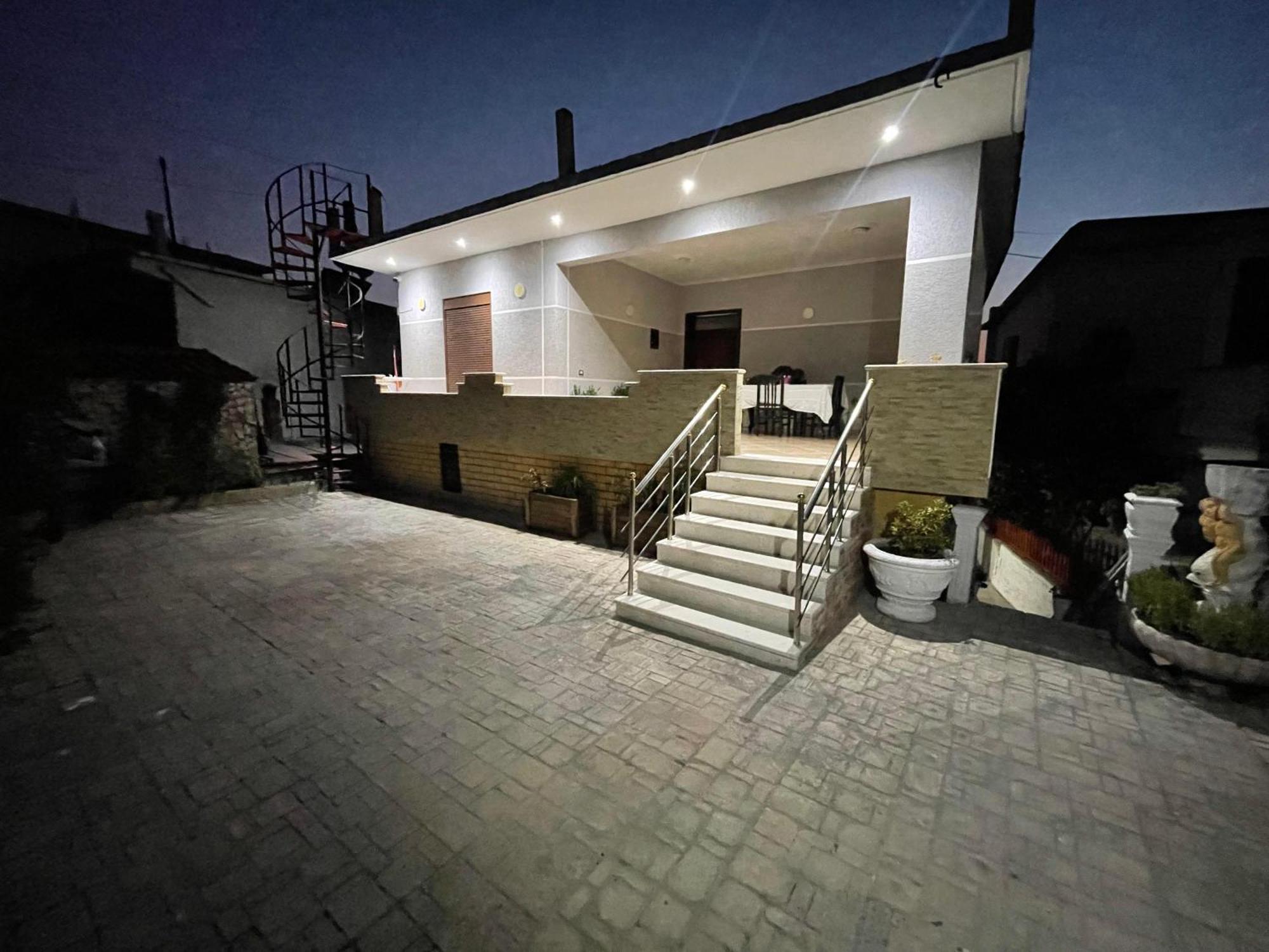 Anel'S Guesthouse Berat Buitenkant foto