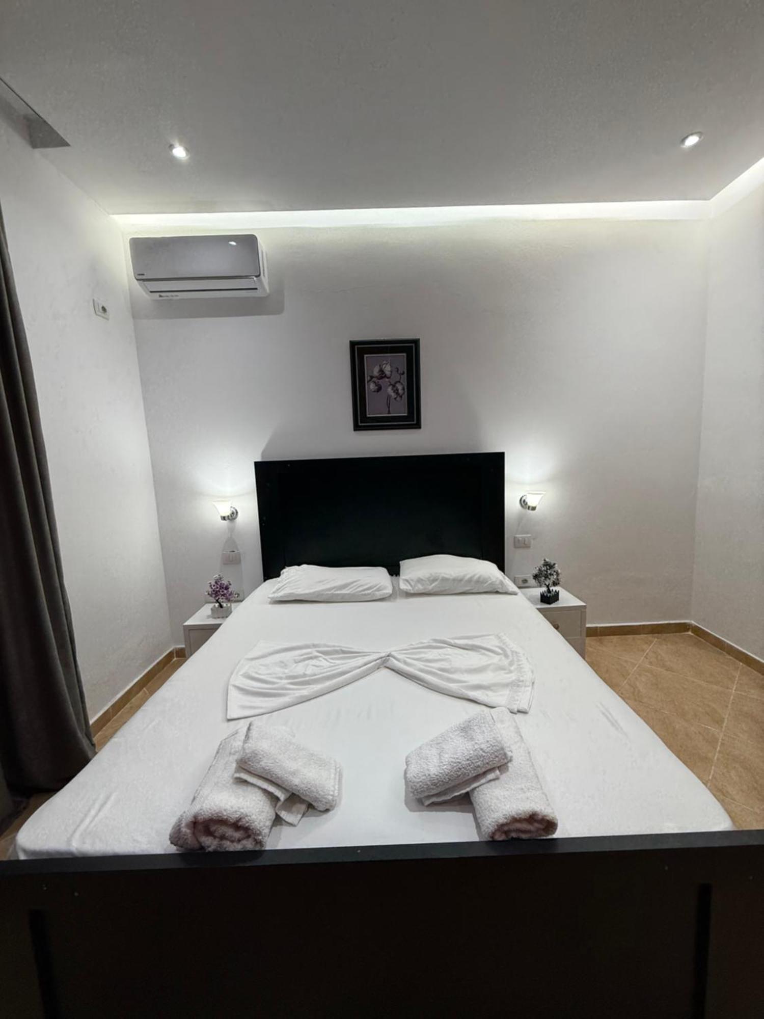 Anel'S Guesthouse Berat Buitenkant foto
