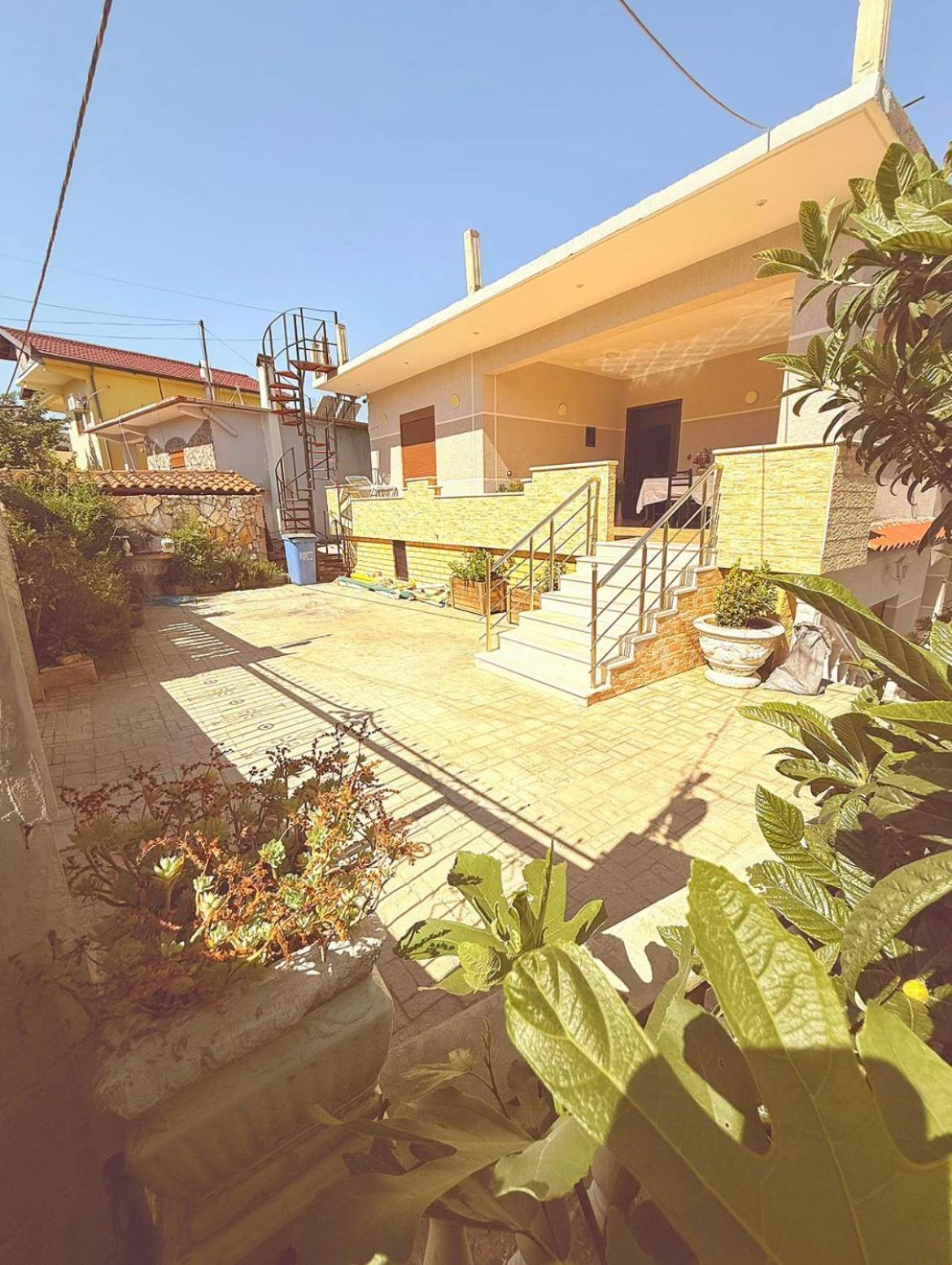 Anel'S Guesthouse Berat Buitenkant foto