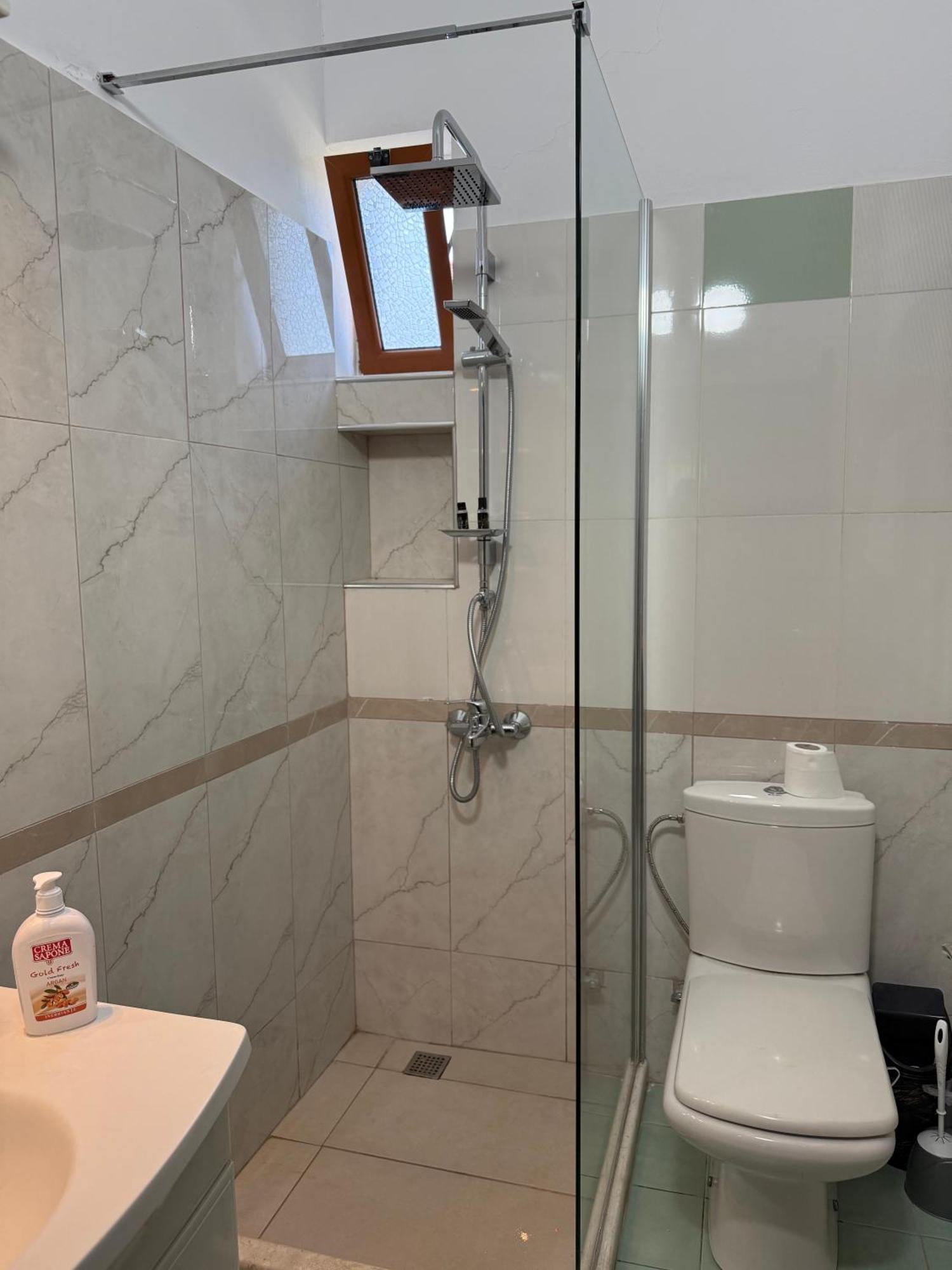 Anel'S Guesthouse Berat Buitenkant foto