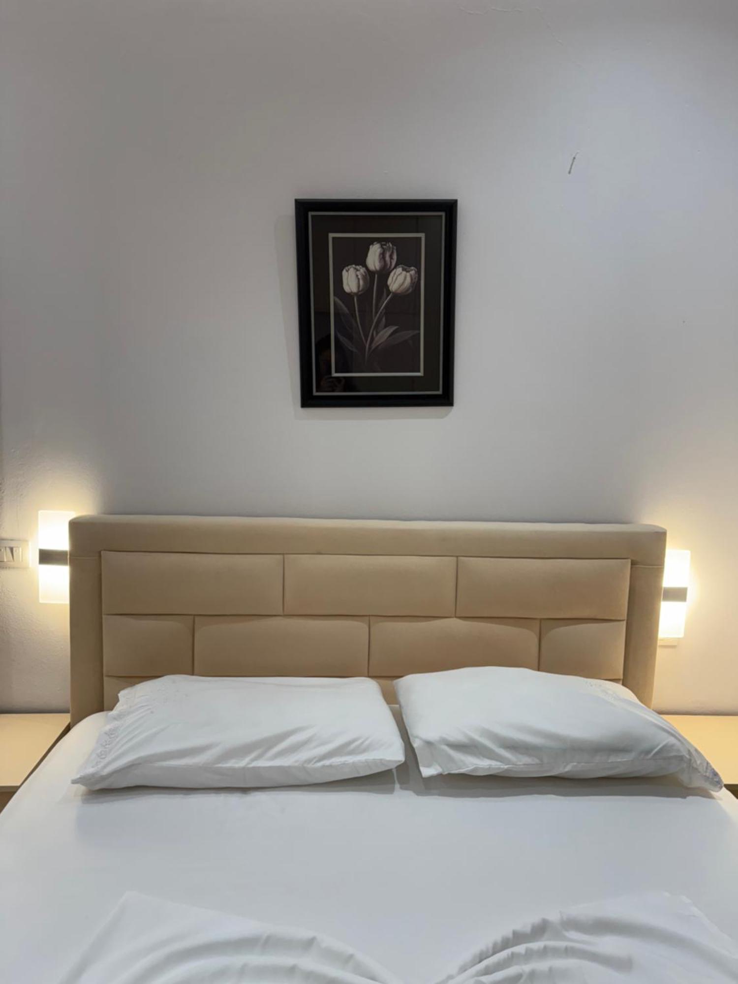 Anel'S Guesthouse Berat Buitenkant foto