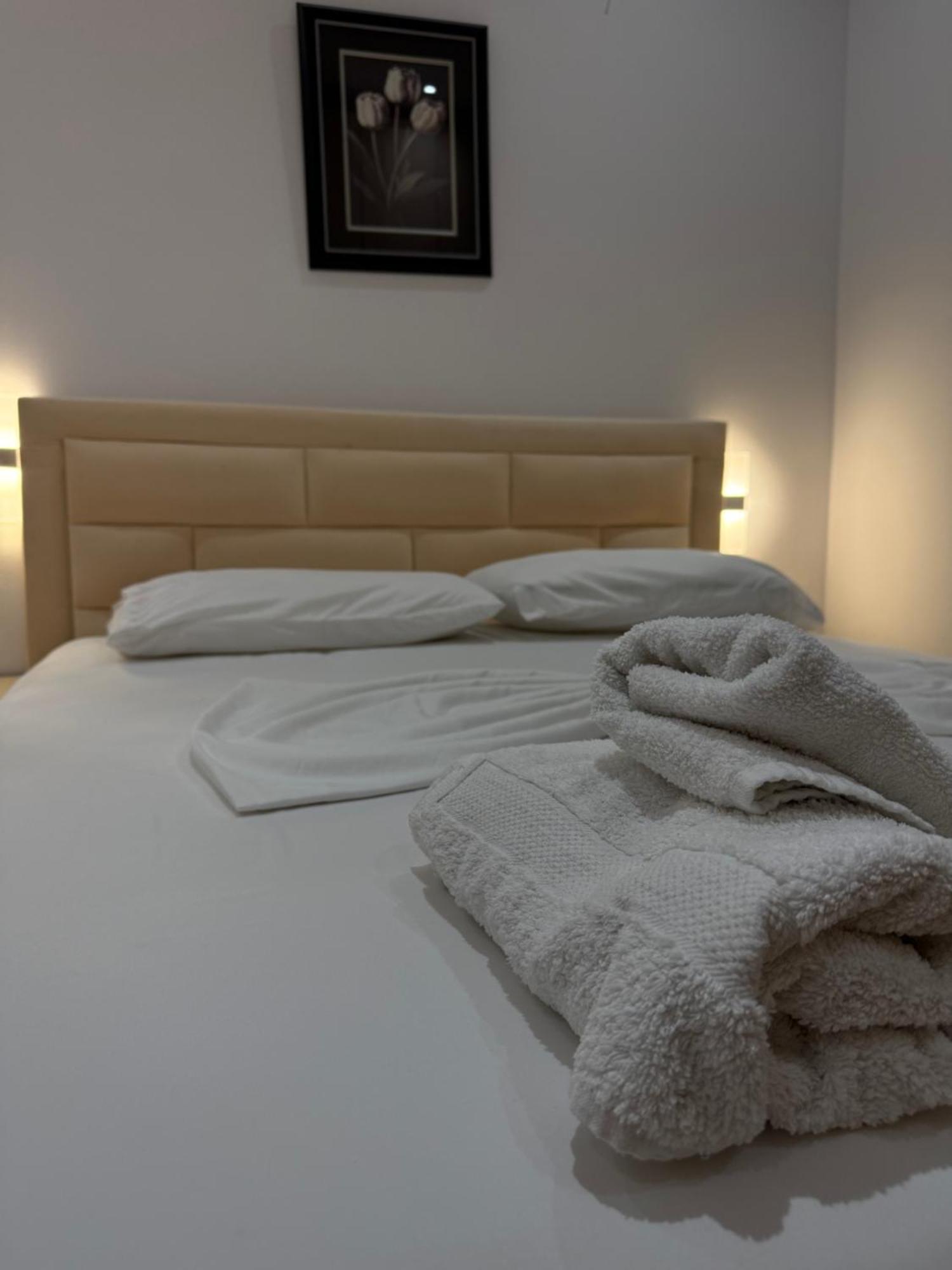 Anel'S Guesthouse Berat Buitenkant foto